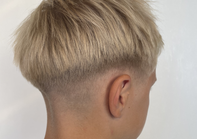 Miesten hiustenleikkaus haukipudas.